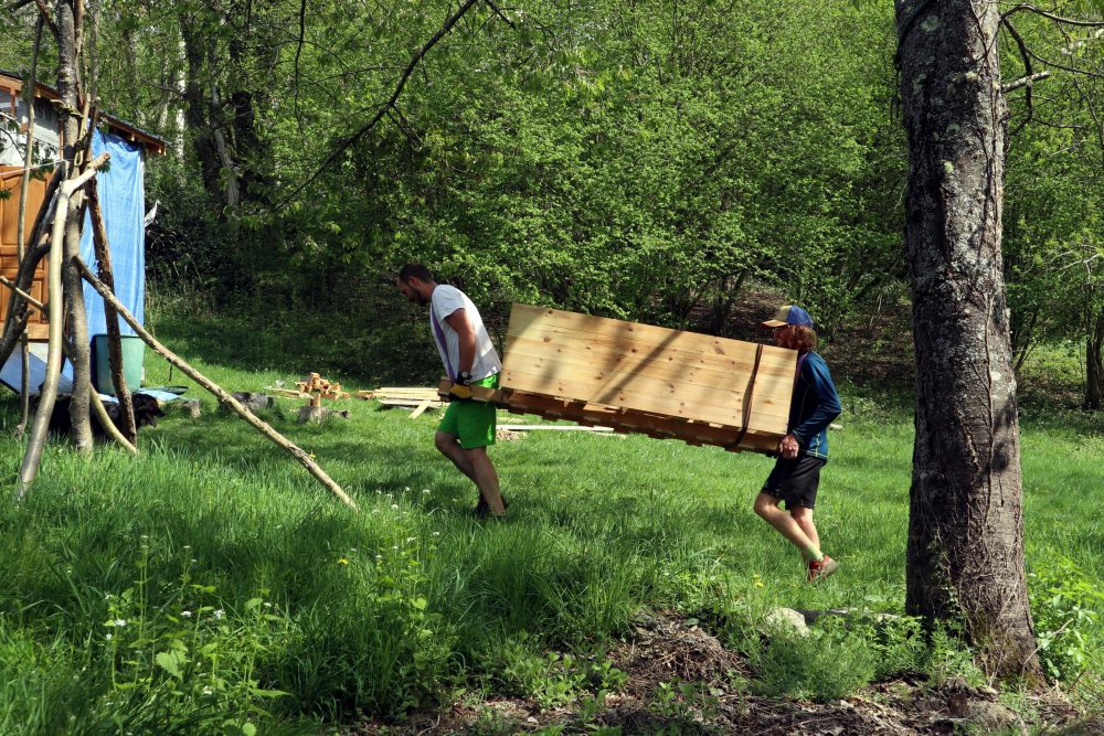 Porter un meuble en bois massif sur 1 kilomètre, cela demande un peu d'effort...