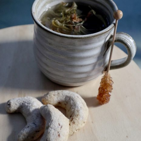 Biscuits aux amandes et une infusion d'épluchures de rhubarbe