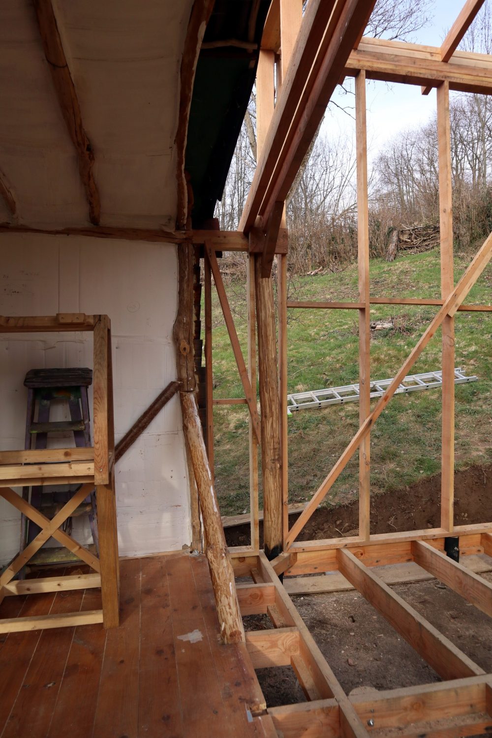 Jonction des deux parties de la cabane en cours. Ici, le solivage.