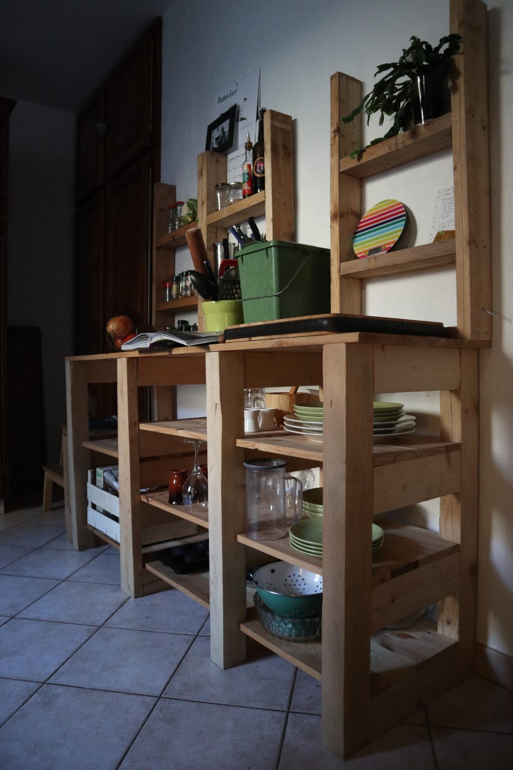 Notre vieux-futur meuble de cuisine en action pendant les deux derniers mois de notre location.